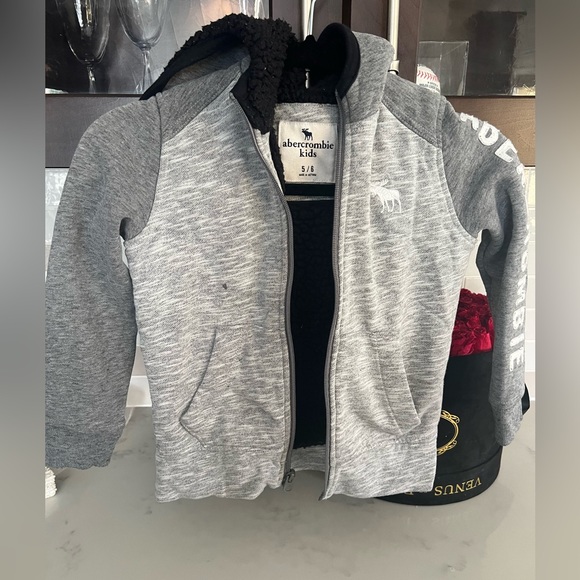 Abercrombie kids size 5/6 hooded sweater - Picture 1 of 4